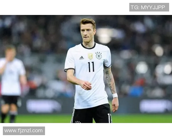 足球明星身穿德军军装高清图片展现独特魅力与风采 足球明星身穿德军军装高清图片展现独特魅力与风采